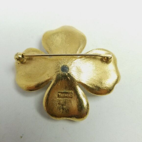 Vintage Crown Trifari White Enamel and Gold Tone Flower Brooch, Signed Stained - Picture 4 of 8